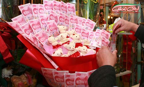 یک گل فروشی در استان جیانگسو چین، سفارشی برای ساخت یک دست گل با استفاده از 100 اسکناس 100 یوانی را دریافت کرد.