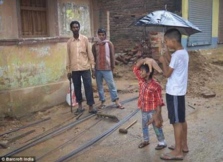 اخبار,اخبار گوناگون , پسربچه‌ هندی با دست‌های غول‌آسا
